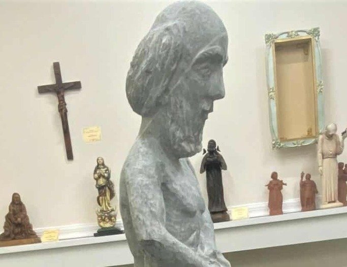 Museu Tupãense de Arte Sacra conta com peça exclusiva esculpida em pedra-sabão com mais de 1 metro de altura